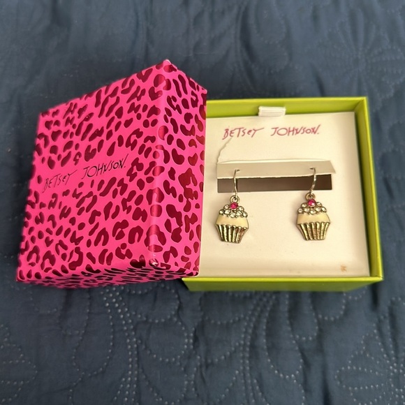 Betsey Johnson cupcake earrings - Picture 2 of 3